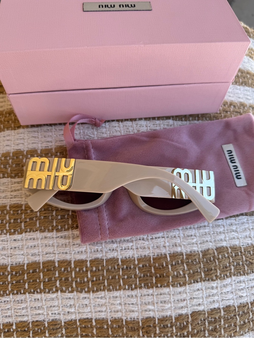 White Oval Retro Cat-Eye Sunglasses with Gradient Lenses - Picture 5 of 8